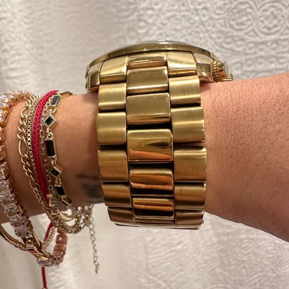 Michael Kors gold watch with oversized face.The face has an outline of the world - Picture 3 of 4